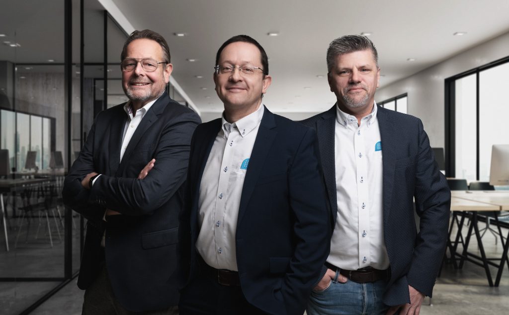 Managementteam von LVL technologies in den Büroräumen des Unternehmens